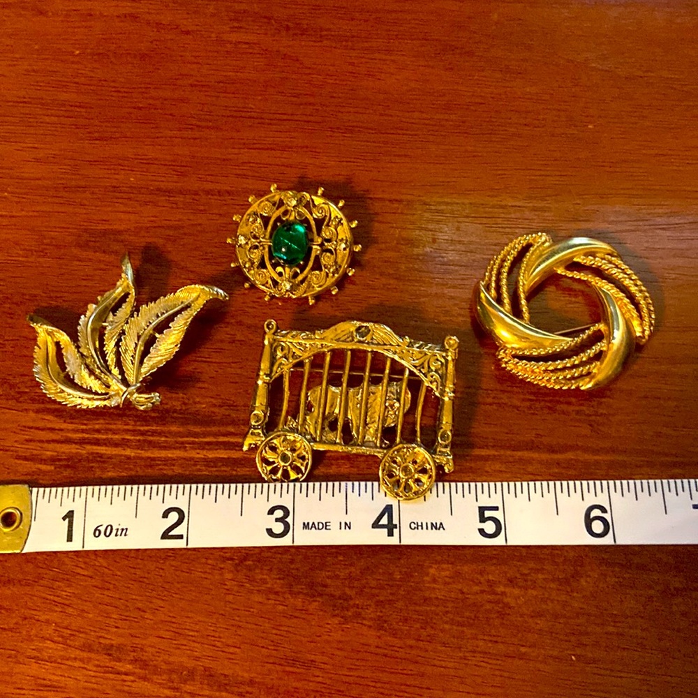 4 vintage brooches. Jewelry pins. Gold toned.